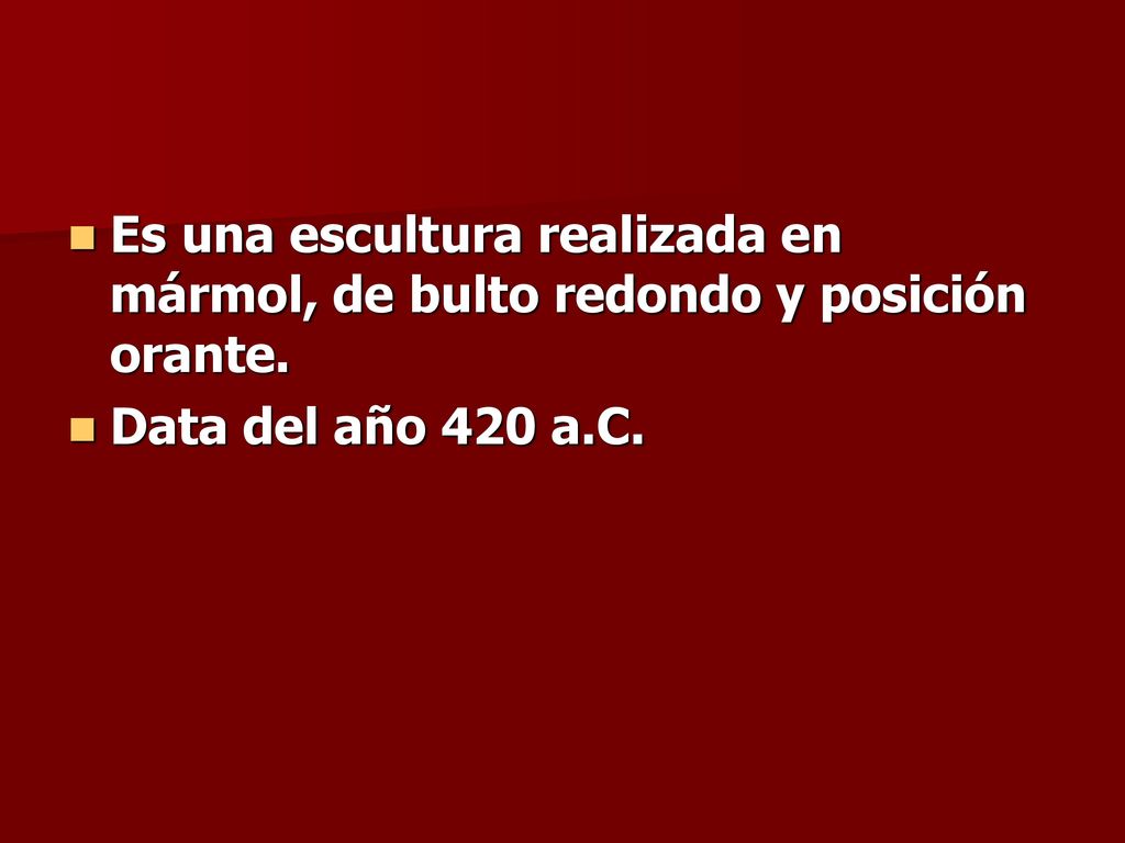 Es una escultura realizada en mármol, de bulto redondo y posición orante.