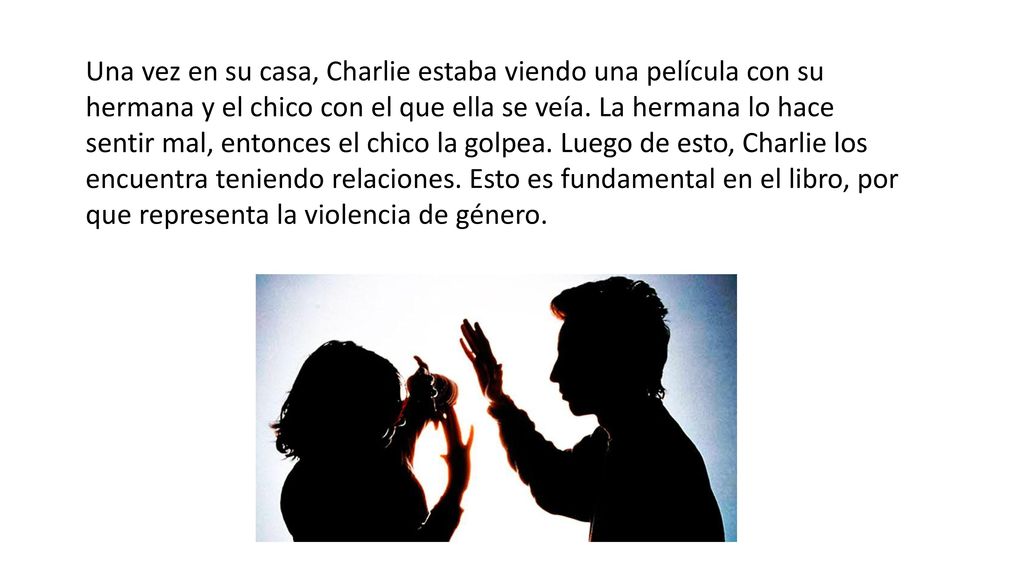Una vez en su casa, Charlie estaba viendo una película con su hermana y el chico con el que ella se veía.