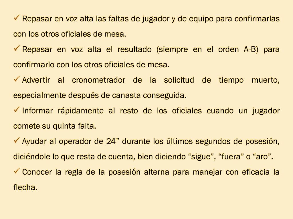 Repasar en voz alta las faltas de jugador y de equipo para confirmarlas con los otros oficiales de mesa.