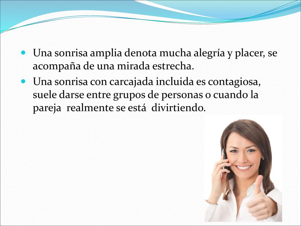 Una sonrisa amplia denota mucha alegría y placer, se acompaña de una mirada estrecha.