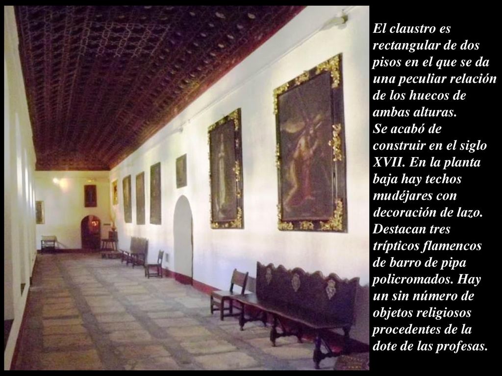 El claustro es rectangular de dos pisos en el que se da una peculiar relación de los huecos de ambas alturas.