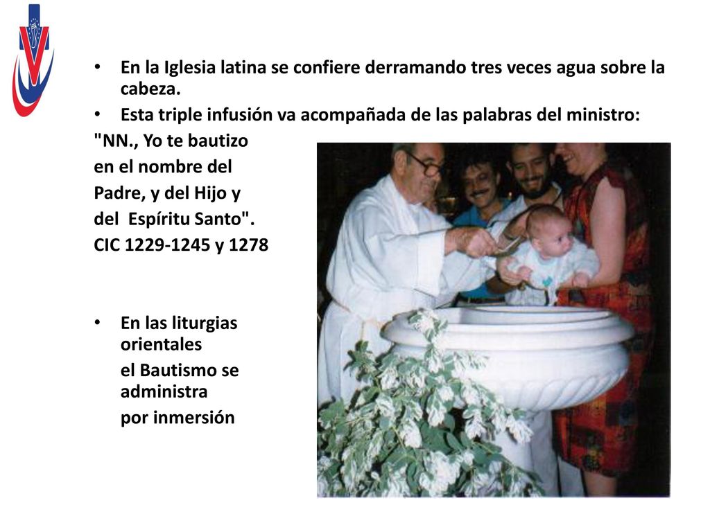 En la Iglesia latina se confiere derramando tres veces agua sobre la cabeza.