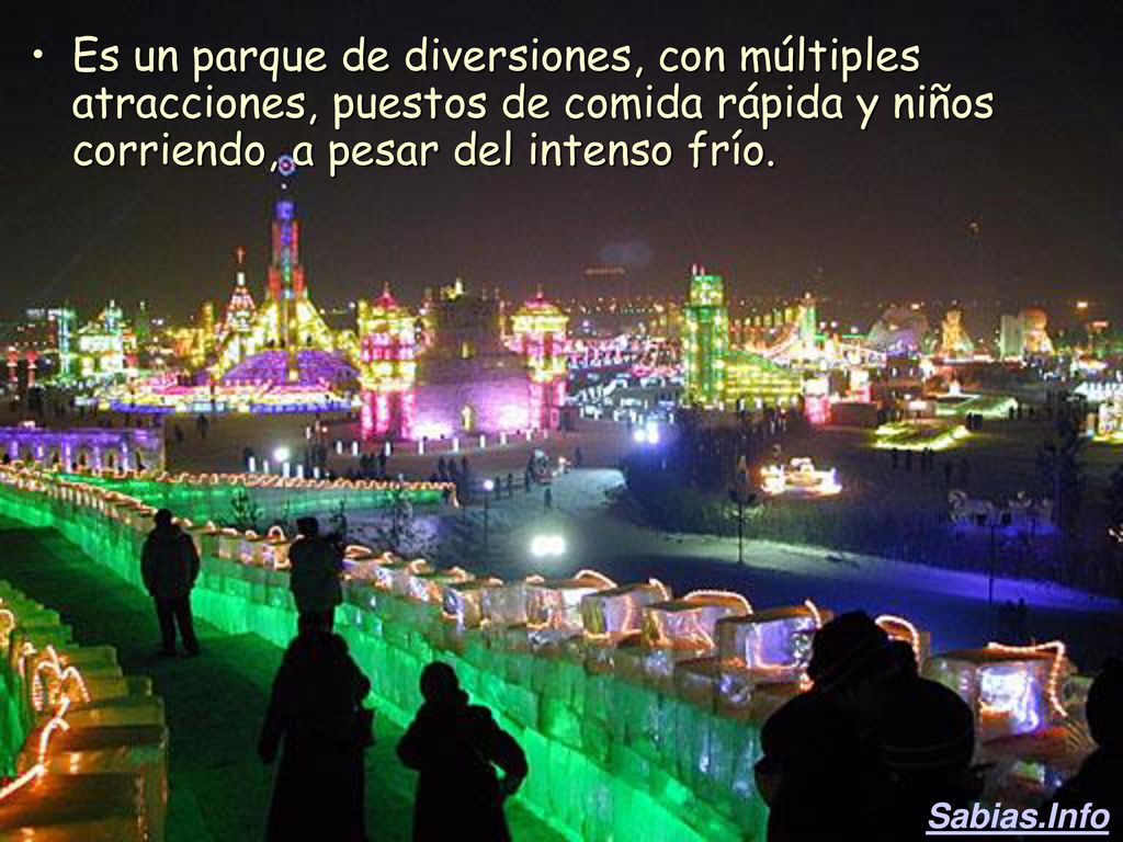 Es un parque de diversiones, con múltiples atracciones, puestos de comida rápida y niños corriendo, a pesar del intenso frío.