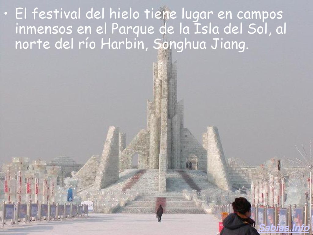 El festival del hielo tiene lugar en campos inmensos en el Parque de la Isla del Sol, al norte del río Harbin, Songhua Jiang.