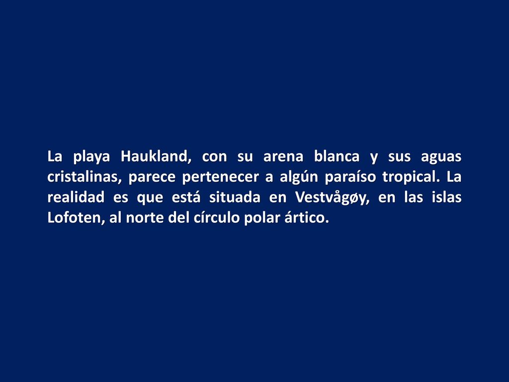 La playa Haukland, con su arena blanca y sus aguas cristalinas, parece pertenecer a algún paraíso tropical.
