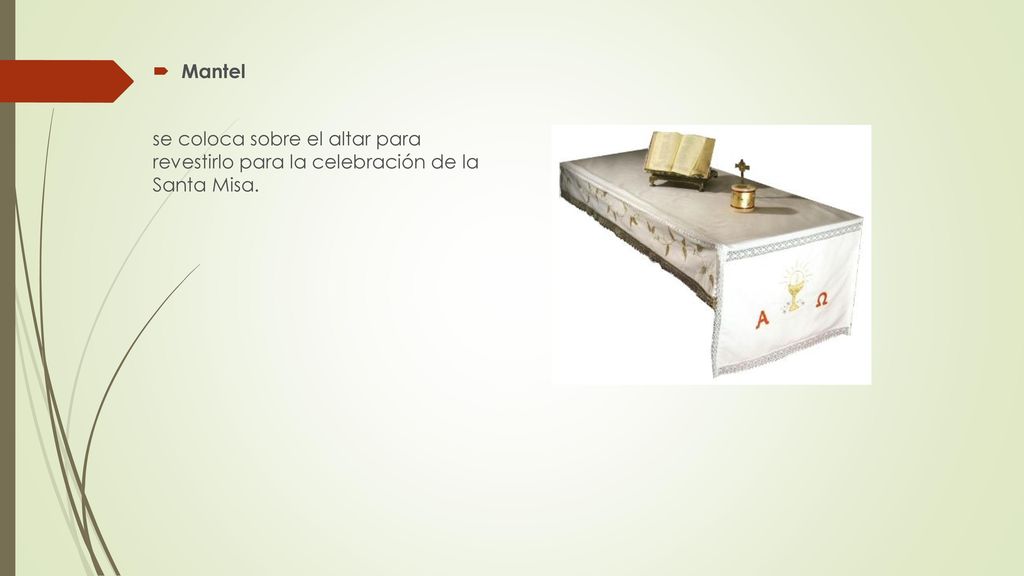 Mantel se coloca sobre el altar para revestirlo para la celebración de la Santa Misa.