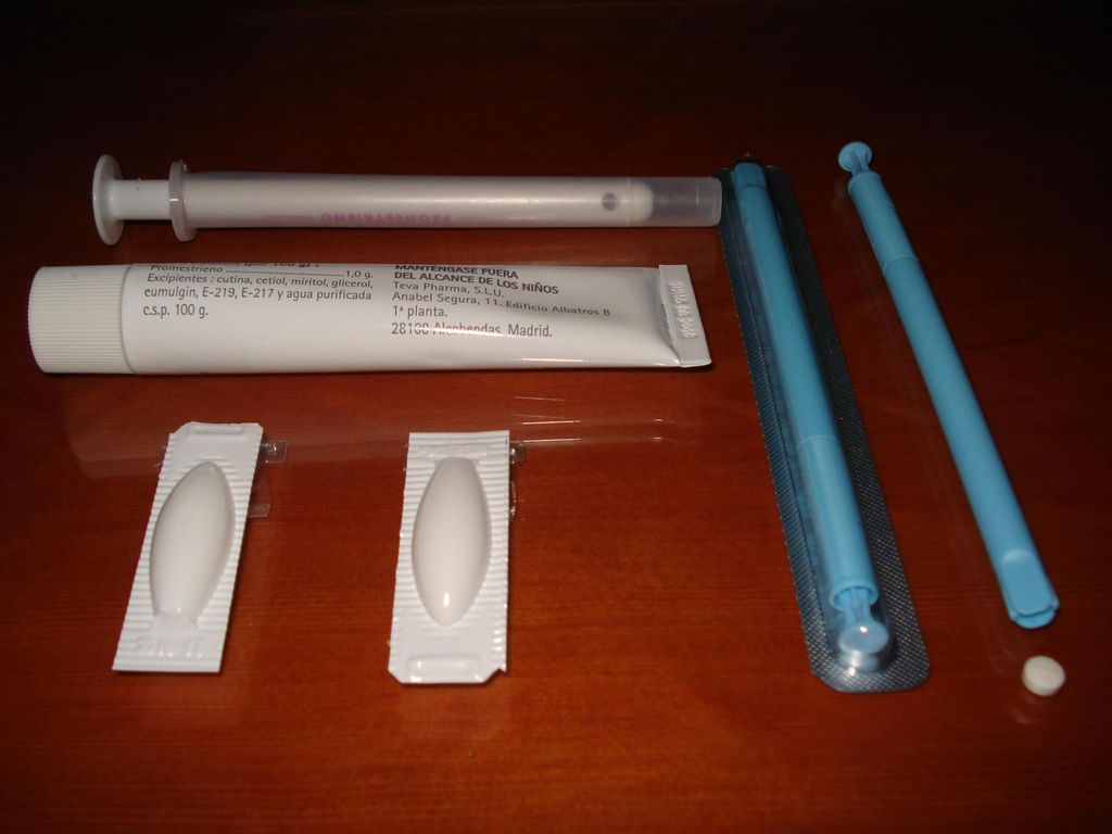 Varios parámetros subjetivos han sido usados para cuantificar el efecto de la TH local, como la mejoría sintomática o de la apariencia del grosor vaginal. Igualmente, se han realizado mediciones objetivas de los descensos del pH vaginal, incremento en la dotación lactobacilar o variaciones en la citología a favor de las células superficiales. Una revisión de Cochrane de 2006 identificó 37 ensayos clínicos, incluyendo 19 con comparaciones aleatorizadas de preparados estrogénicos administrados intravaginalmente en 4162 mujeres postmenopáusicas durante al menos 3 meses. Los análisis comparativos de estos ensayos se ven limitados por variaciones en la metodología, en la medida de los resultados, por los reducidos tamaños muestrales y por su sustancial heterogeneidad en las pautas posológicas. A pesar de ello, en conjunto puede afirmarse que cremas, pesarios, tabletas y anillos vaginales de estradiol fueron igualmente eficaces en el alivio de los síntomas de la atrofia vaginal, y significativamente mejores que placebo y que geles no-hormonales en los síntomas moderados-severos