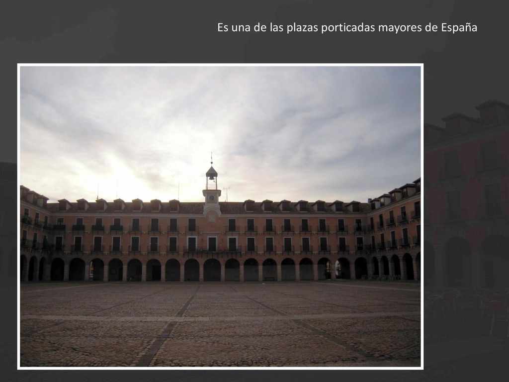 Es una de las plazas porticadas mayores de España