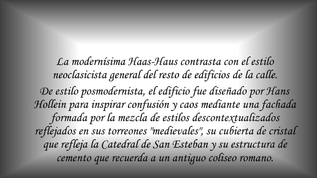 La modernísima Haas-Haus contrasta con el estilo neoclasicista general del resto de edificios de la calle.