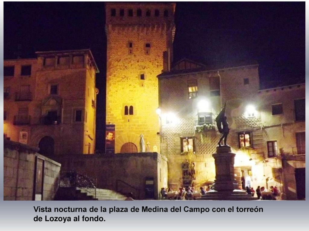 Vista nocturna de la plaza de Medina del Campo con el torreón de Lozoya al fondo.