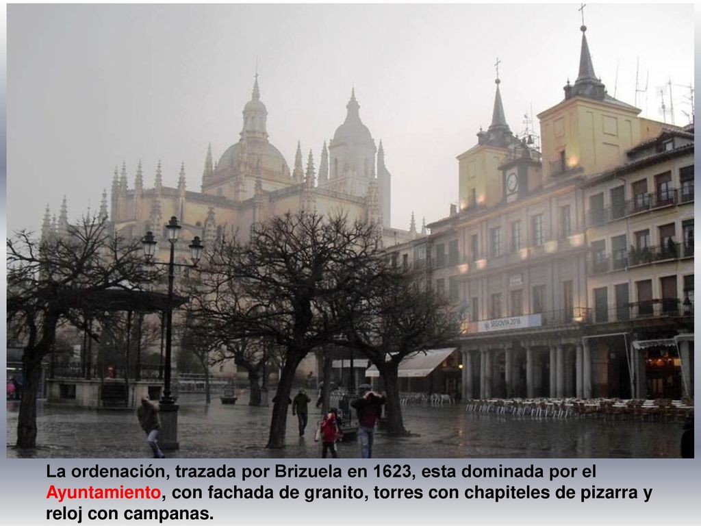 La ordenación, trazada por Brizuela en 1623, esta dominada por el Ayuntamiento, con fachada de granito, torres con chapiteles de pizarra y reloj con campanas.