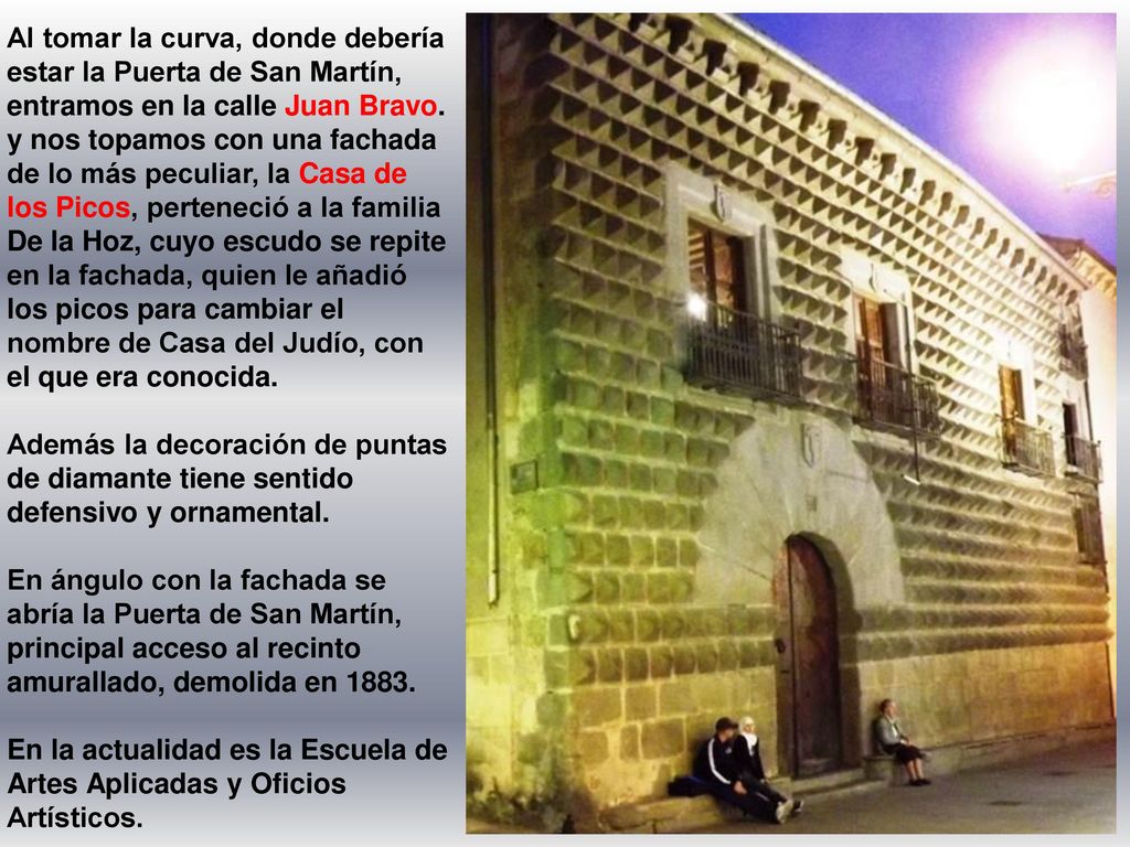 Al tomar la curva, donde debería estar la Puerta de San Martín, entramos en la calle Juan Bravo.