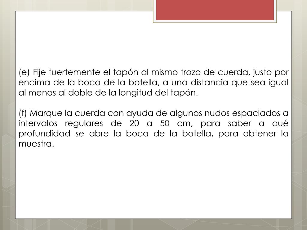 (e) Fije fuertemente el tapón al mismo trozo de cuerda, justo por encima de la boca de la botella, a una distancia que sea igual al menos al doble de la longitud del tapón.