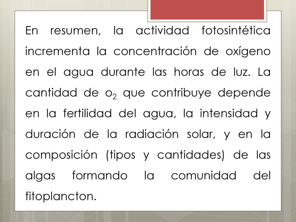 En resumen, la actividad fotosintética incrementa la concentración de oxígeno en el agua durante las horas de luz.