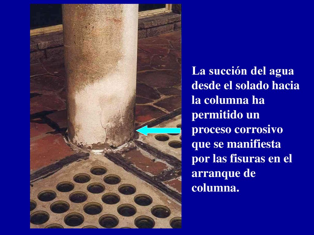 La succión del agua desde el solado hacia la columna ha permitido un proceso corrosivo que se manifiesta por las fisuras en el arranque de columna.