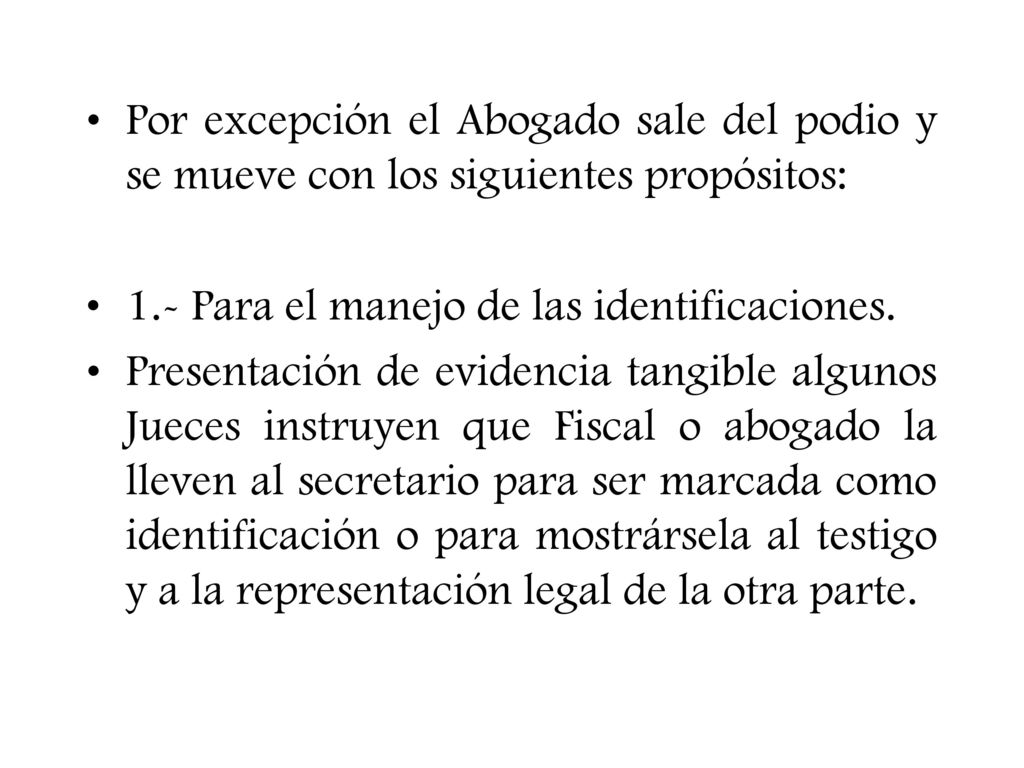 Por excepción el Abogado sale del podio y se mueve con los siguientes propósitos: