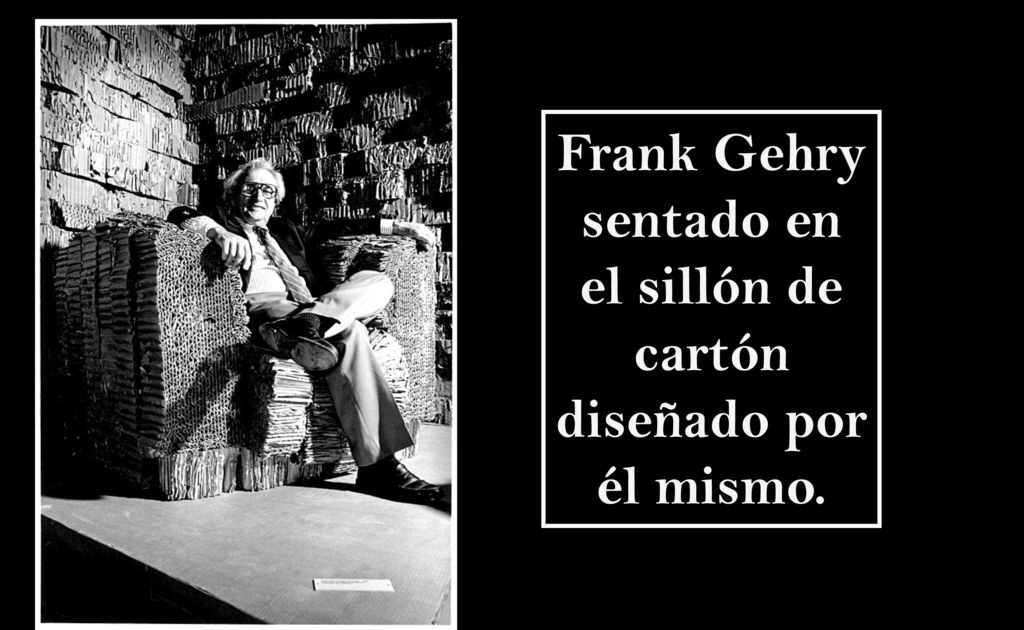 Frank Gehry sentado en el sillón de cartón diseñado por él mismo.