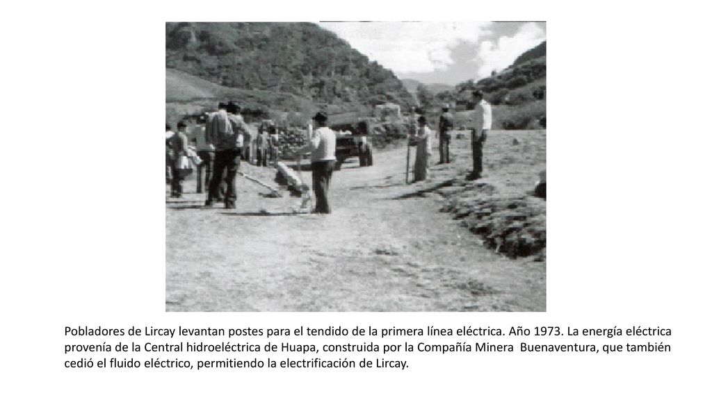 Pobladores de Lircay levantan postes para el tendido de la primera línea eléctrica.