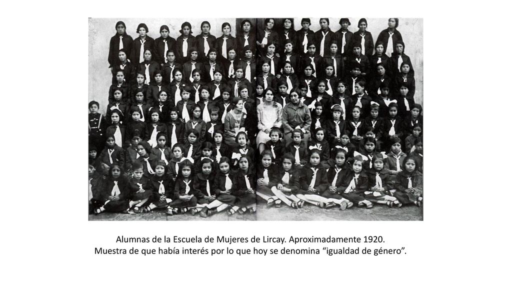Alumnas de la Escuela de Mujeres de Lircay. Aproximadamente 1920.