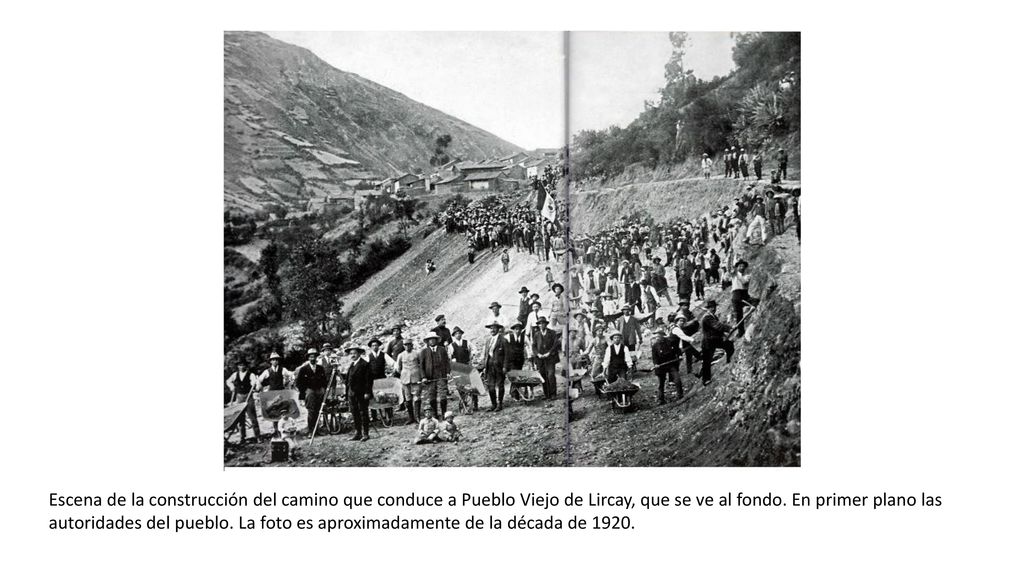 Escena de la construcción del camino que conduce a Pueblo Viejo de Lircay, que se ve al fondo.