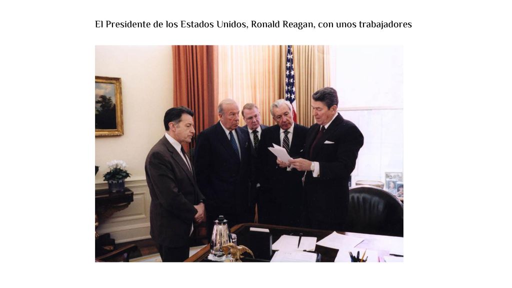 El Presidente de los Estados Unidos, Ronald Reagan, con unos trabajadores