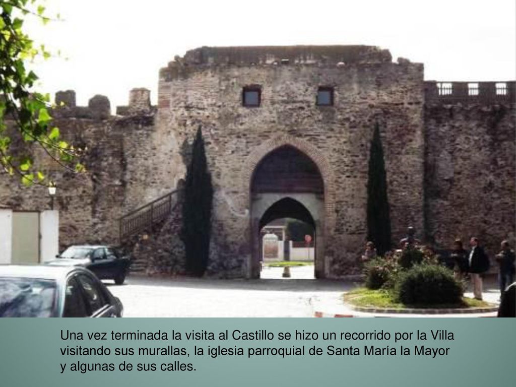 Una vez terminada la visita al Castillo se hizo un recorrido por la Villa visitando sus murallas, la iglesia parroquial de Santa María la Mayor y algunas de sus calles.