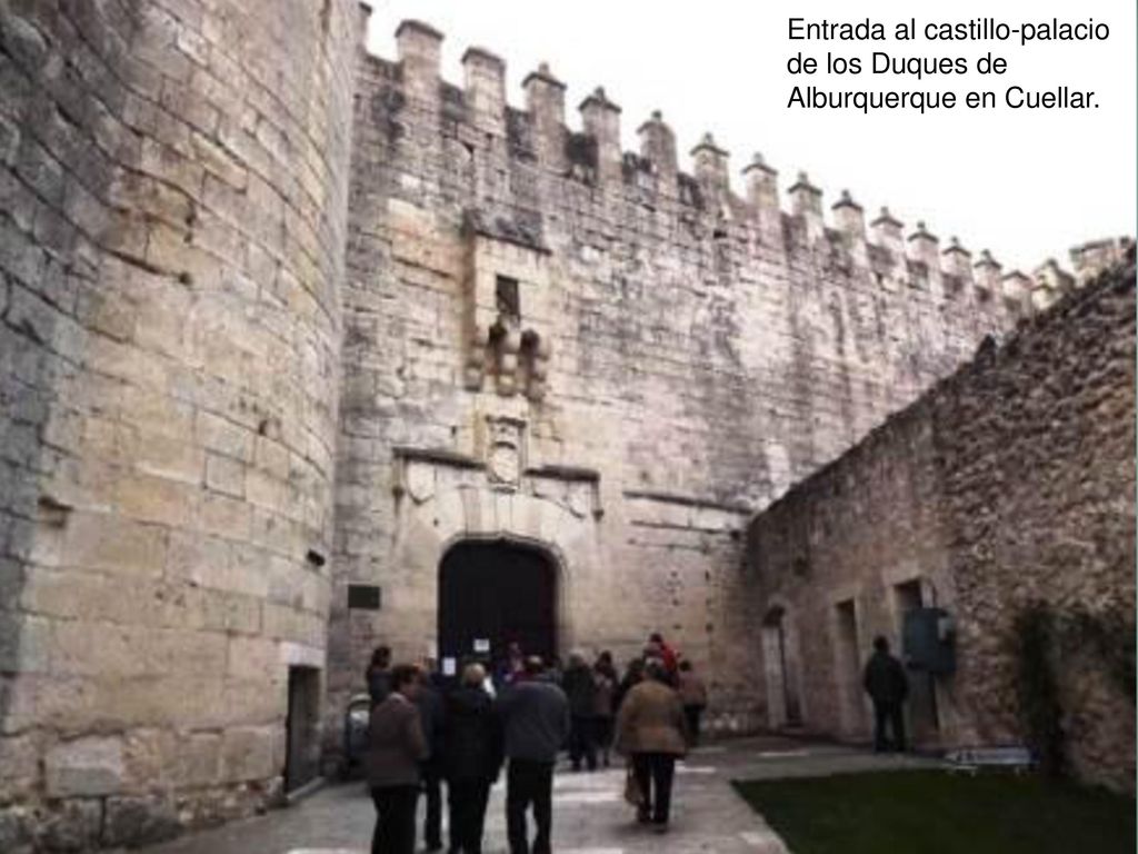 Entrada al castillo-palacio de los Duques de Alburquerque en Cuellar.