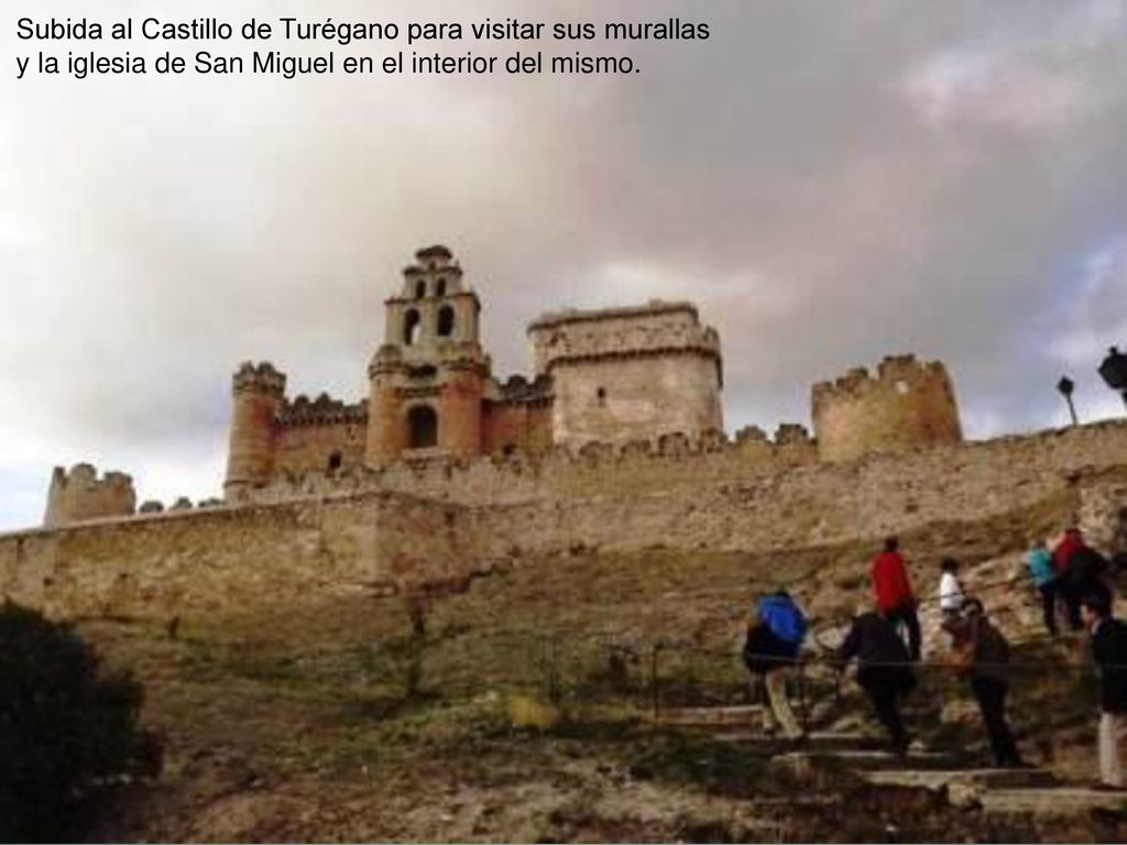 Subida al Castillo de Turégano para visitar sus murallas y la iglesia de San Miguel en el interior del mismo.