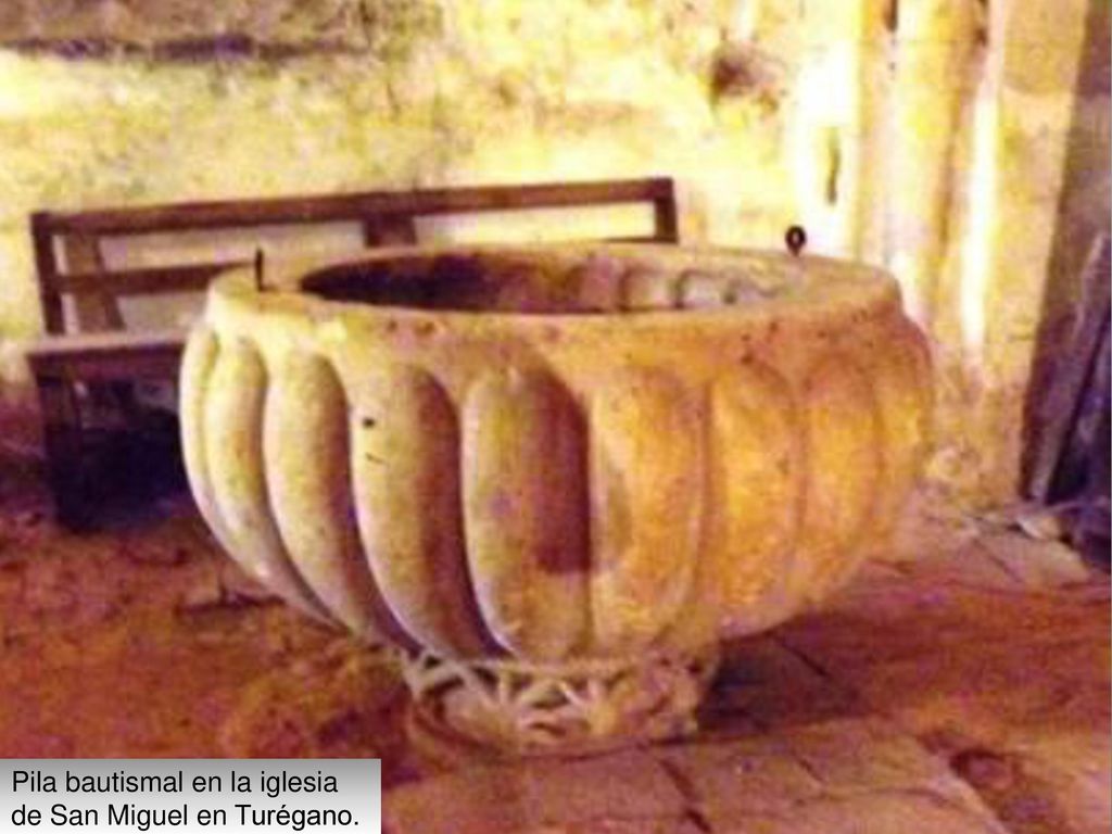 Pila bautismal en la iglesia de San Miguel en Turégano.