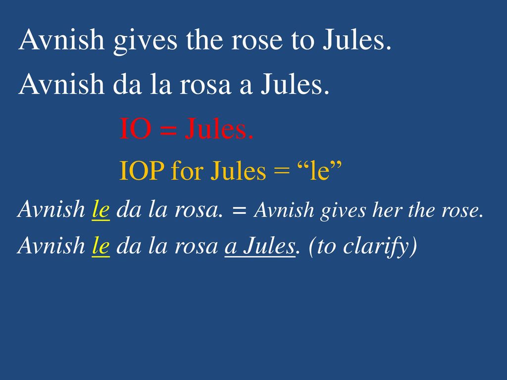 Avnish gives the rose to Jules. Avnish da la rosa a Jules.