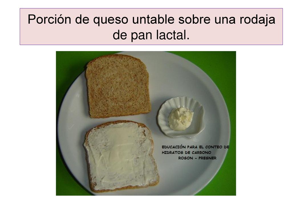 Porción de queso untable sobre una rodaja de pan lactal.