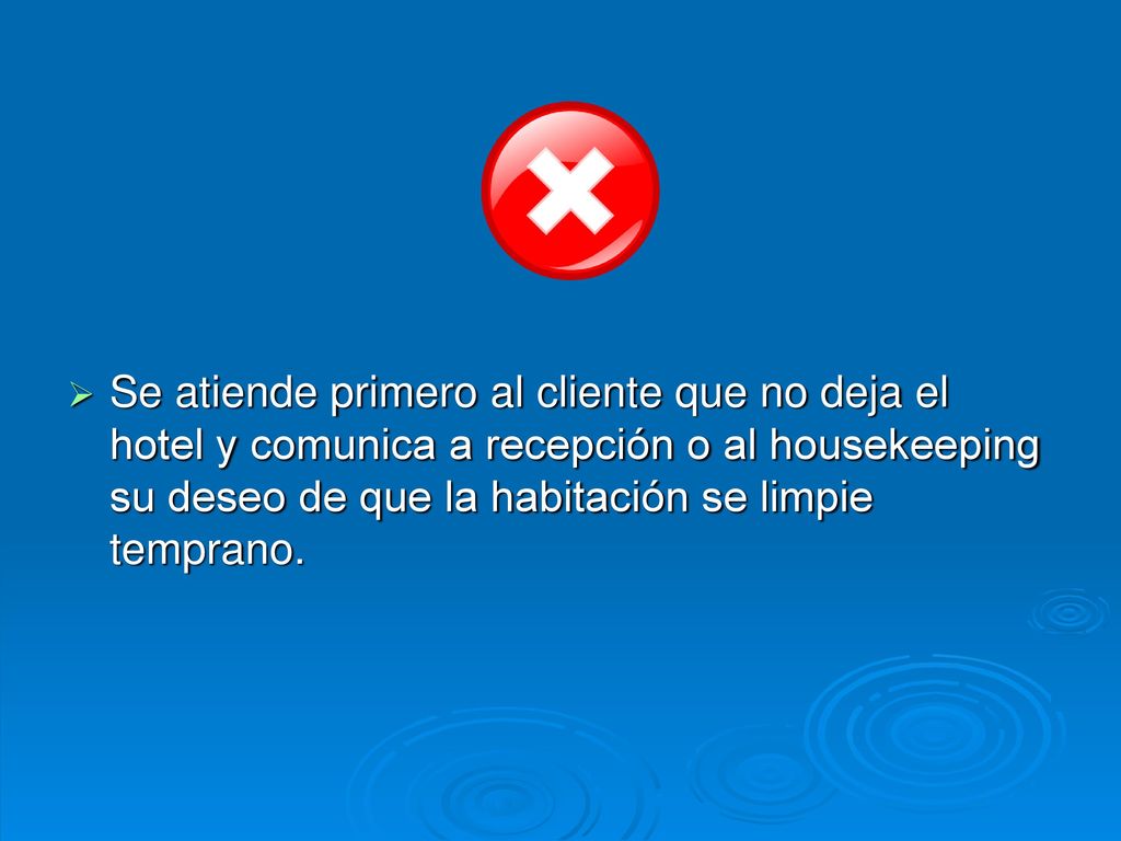 Se atiende primero al cliente que no deja el hotel y comunica a recepción o al housekeeping su deseo de que la habitación se limpie temprano.
