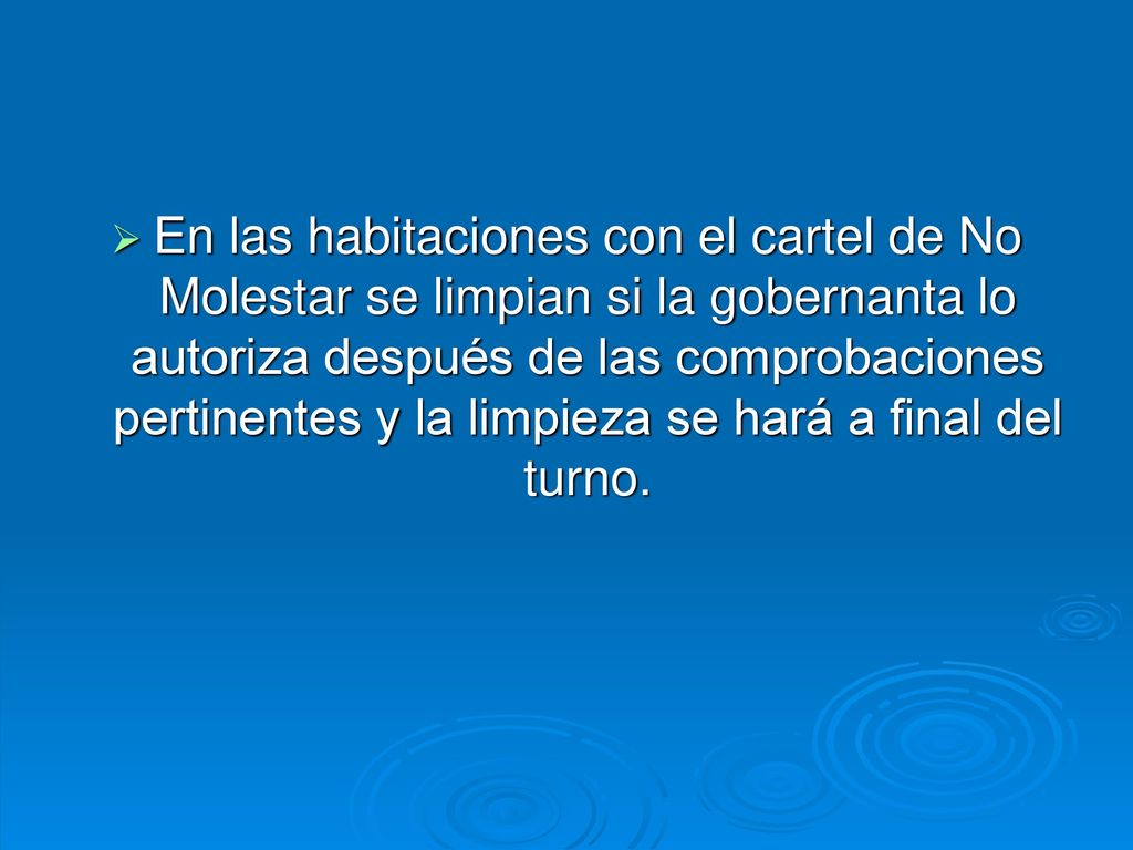 En las habitaciones con el cartel de No Molestar se limpian si la gobernanta lo autoriza después de las comprobaciones pertinentes y la limpieza se hará a final del turno.