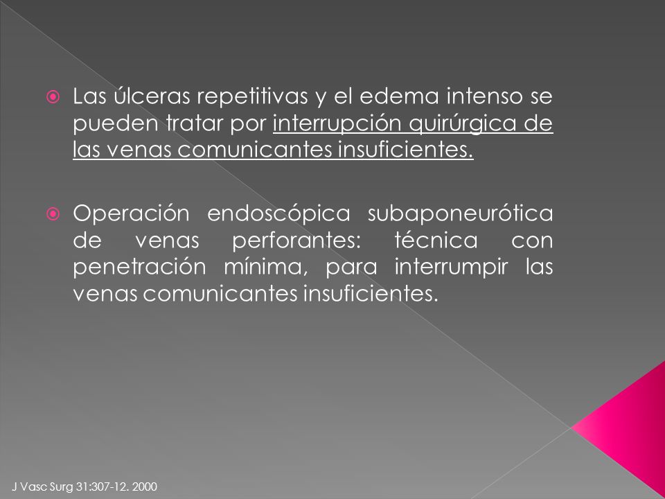 Las úlceras repetitivas y el edema intenso se pueden tratar por interrupción quirúrgica de las venas comunicantes insuficientes.