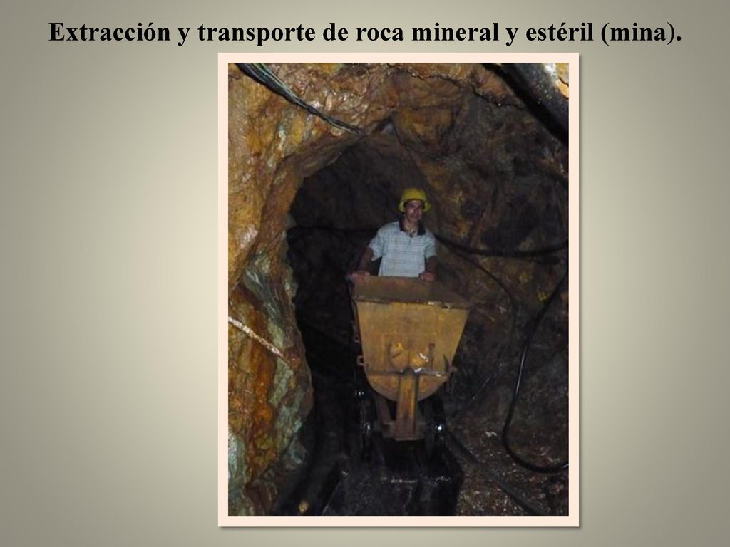 Extracción y transporte de roca mineral y estéril (mina).