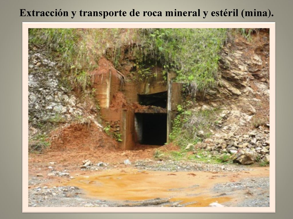 Extracción y transporte de roca mineral y estéril (mina).
