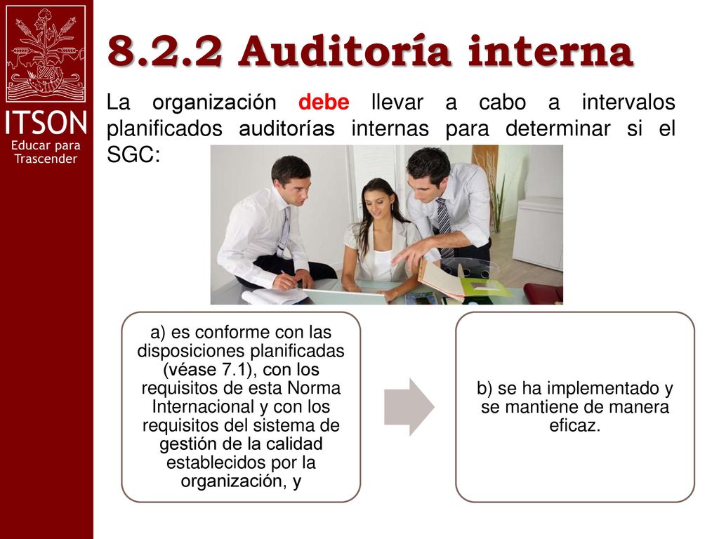 b) se ha implementado y se mantiene de manera eficaz.