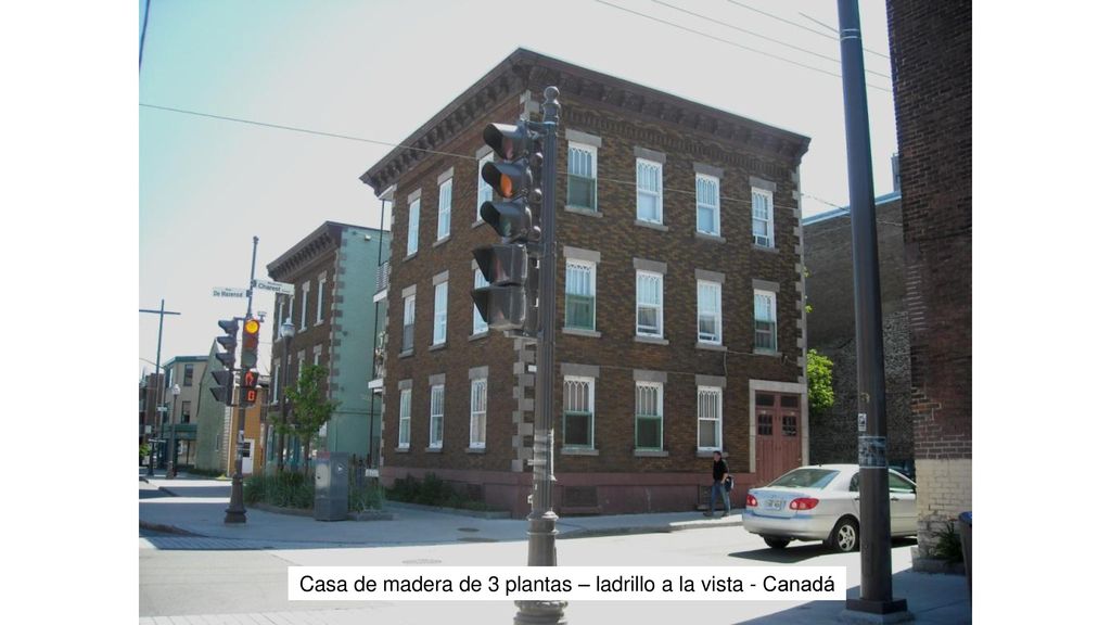 Casa de madera de 3 plantas – ladrillo a la vista - Canadá