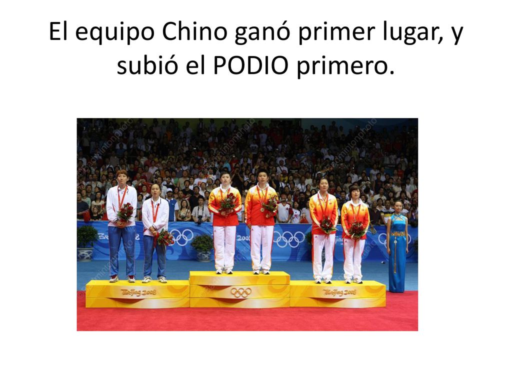 El equipo Chino ganó primer lugar, y subió el PODIO primero.
