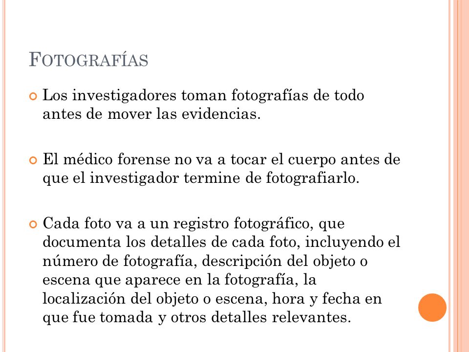 Fotografías Los investigadores toman fotografías de todo antes de mover las evidencias.