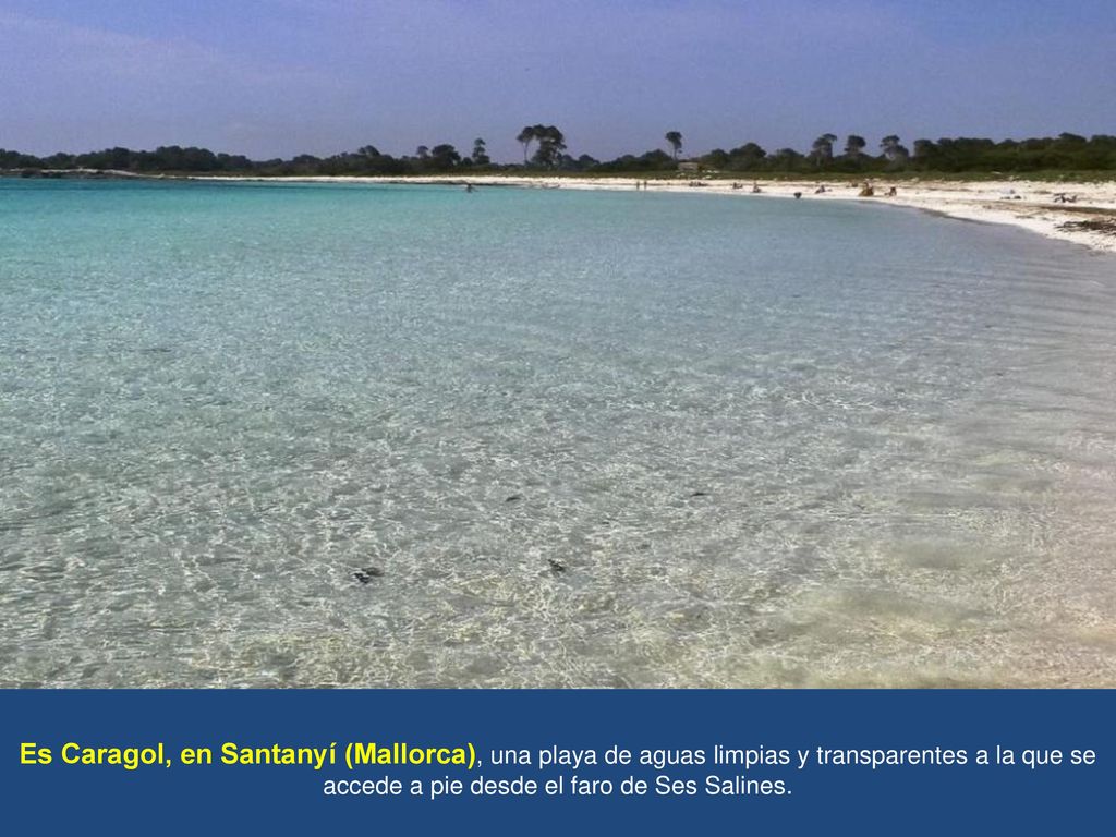 Es Caragol, en Santanyí (Mallorca), una playa de aguas limpias y transparentes a la que se accede a pie desde el faro de Ses Salines.