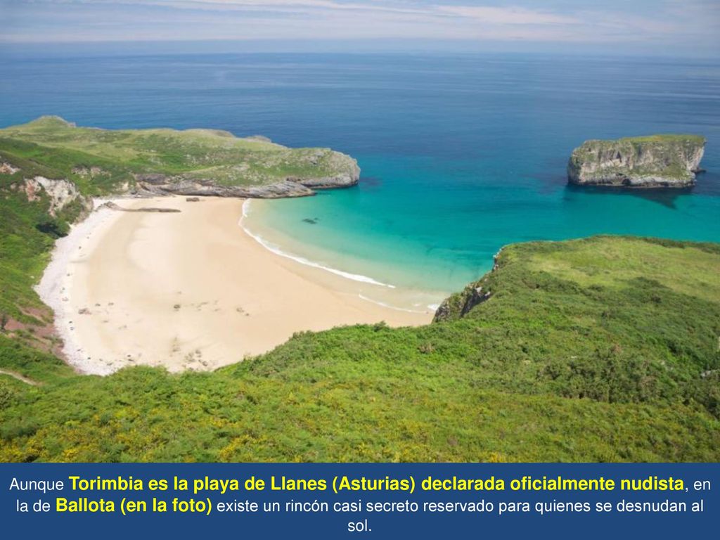 Aunque Torimbia es la playa de Llanes (Asturias) declarada oficialmente nudista, en la de Ballota (en la foto) existe un rincón casi secreto reservado para quienes se desnudan al sol.