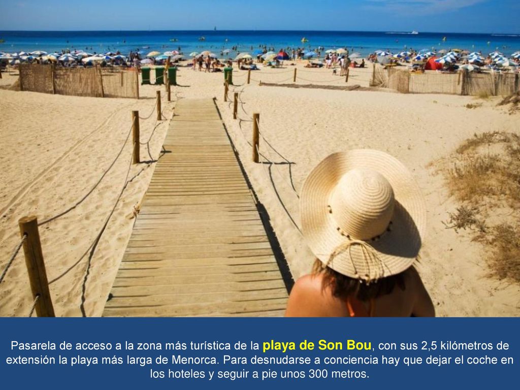 Pasarela de acceso a la zona más turística de la playa de Son Bou, con sus 2,5 kilómetros de extensión la playa más larga de Menorca.