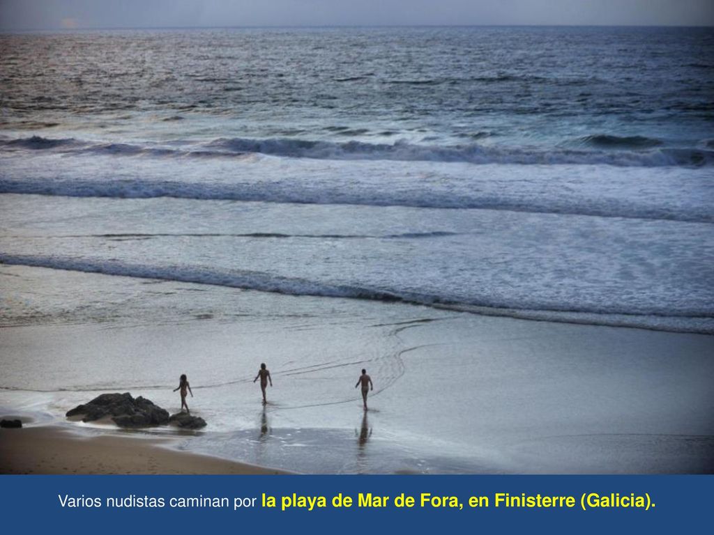 Varios nudistas caminan por la playa de Mar de Fora, en Finisterre (Galicia).