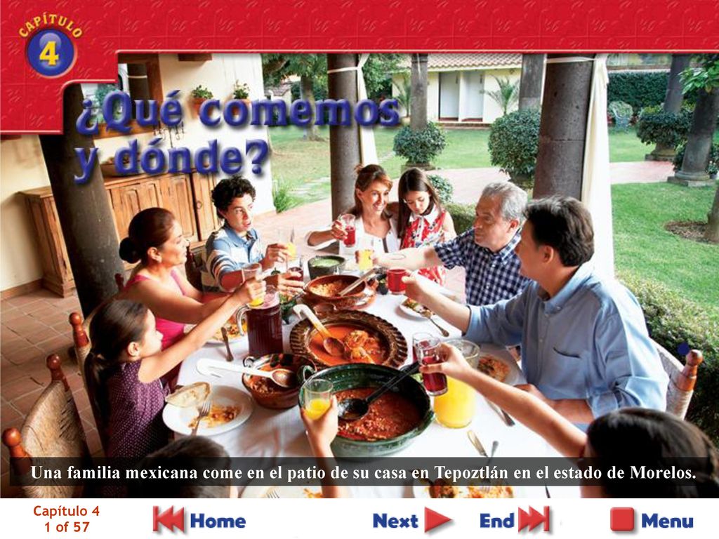 Una familia mexicana come en el patio de su casa en Tepoztlán en el estado de Morelos.
