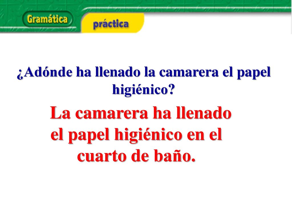 La camarera ha llenado el papel higiénico en el cuarto de baño.