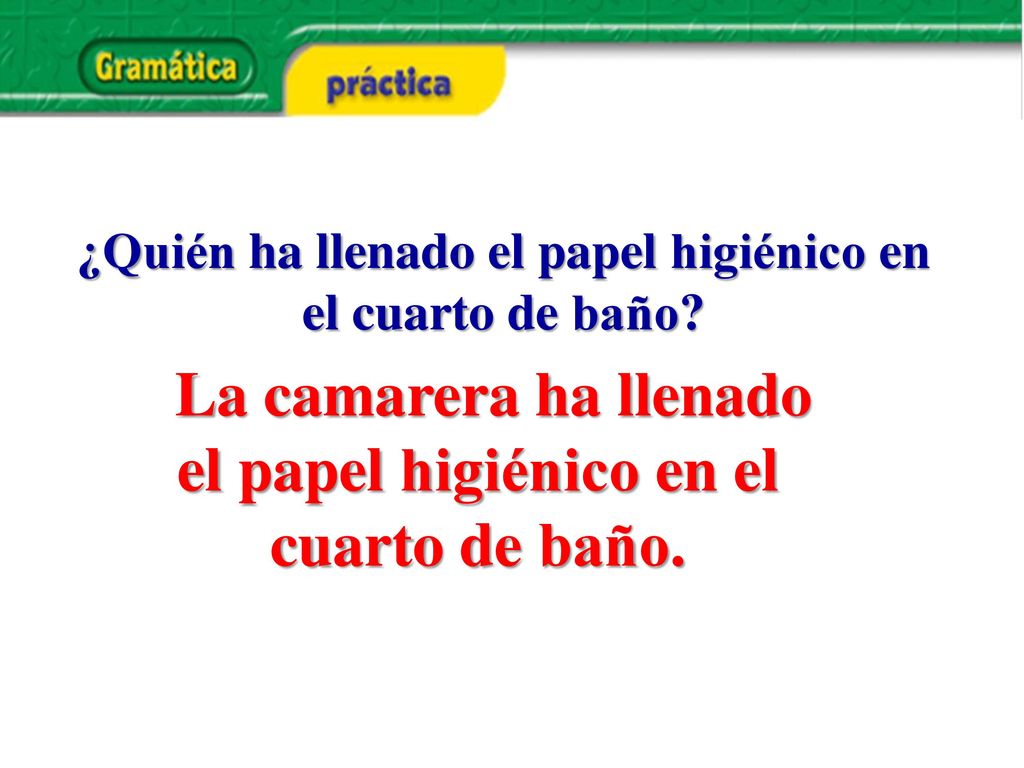 La camarera ha llenado el papel higiénico en el cuarto de baño.