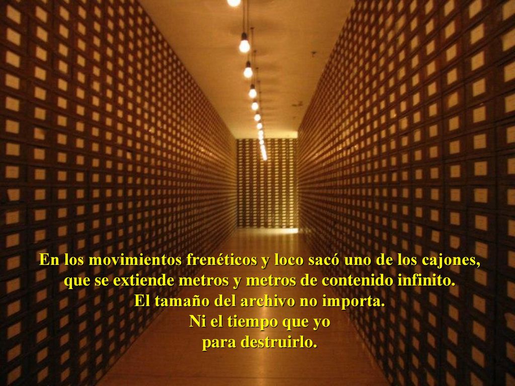 En los movimientos frenéticos y loco sacó uno de los cajones, que se extiende metros y metros de contenido infinito.