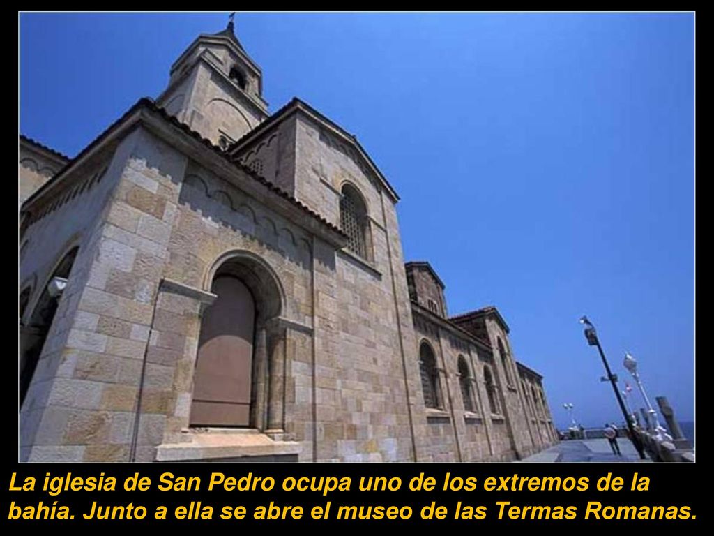 La iglesia de San Pedro ocupa uno de los extremos de la bahía
