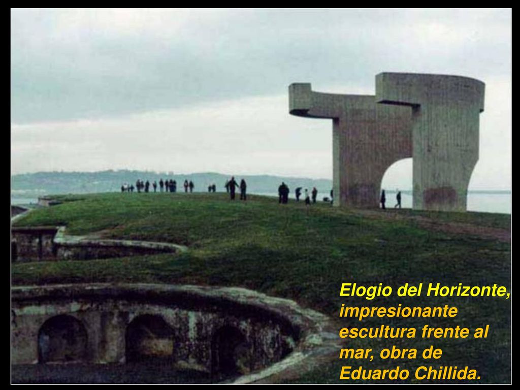 Elogio del Horizonte, impresionante escultura frente al mar, obra de Eduardo Chillida.